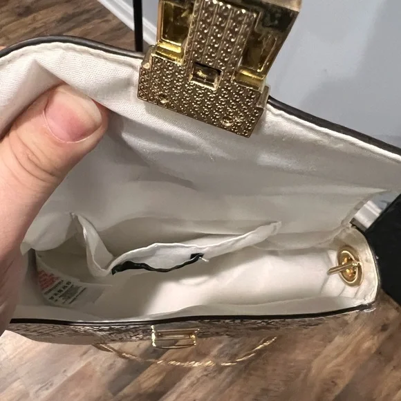 Newlook London Faux Crocodile mini bag!🤍 - Picture 2 of 6
